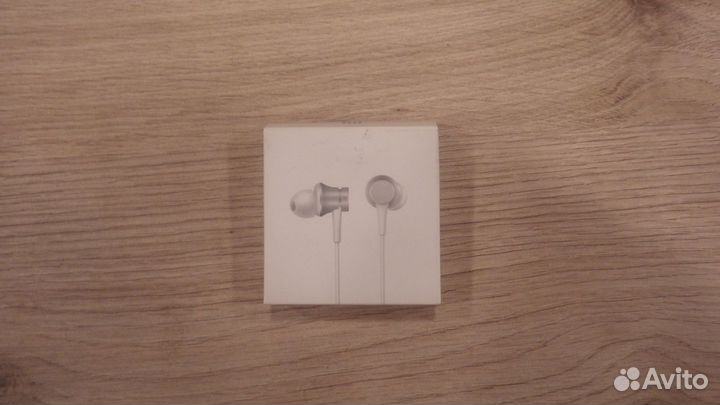 Наушники Xiaomi Mi In-Ear Basic серебристые