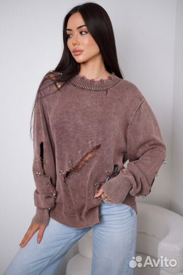 Свитер с булавками