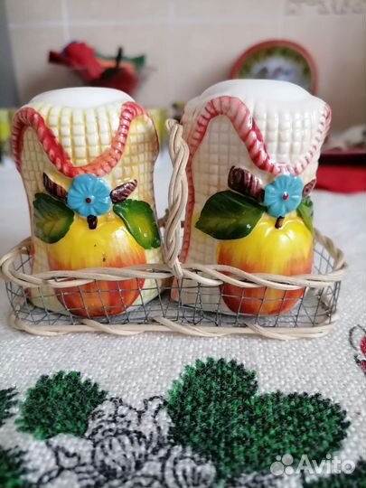 Солонка и перечница в корзинке