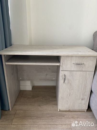 Письменный компьютерный стол