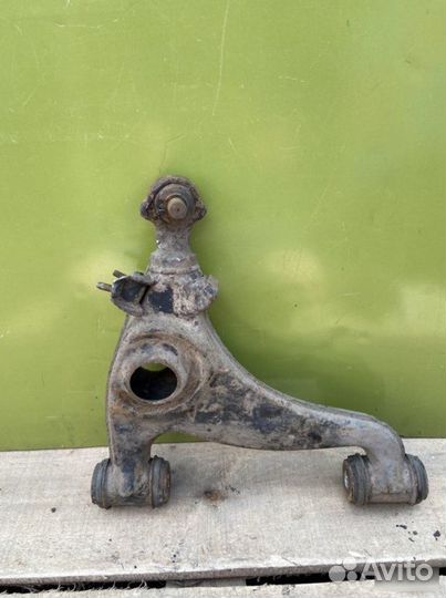 Рычаг правый Mercedes 190 W201