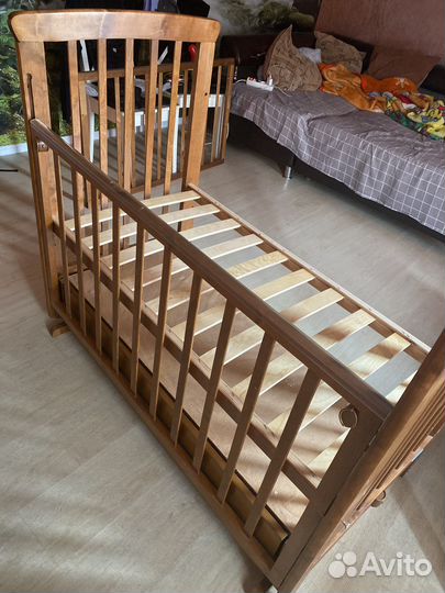 Детская кроватка с маятником