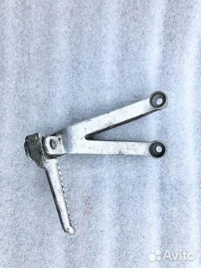 Honda CBR 929 RR левый пассажирский кронштейн