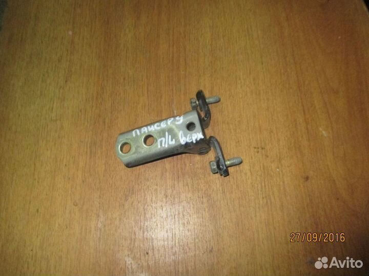 Петля двери передней левая верхняя Митсубиси Лансе