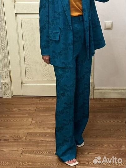 Жаккардовый костюм с цветочным принтом