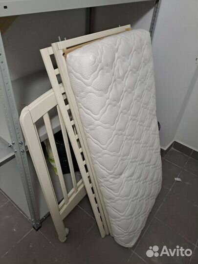 Детская кроватка с матрасом и бортиками