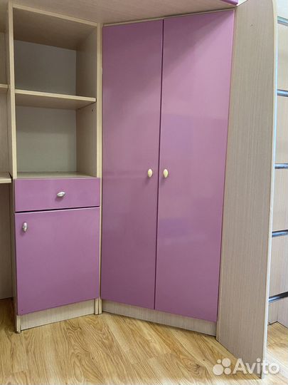 Детская кровать со столом и шкафом