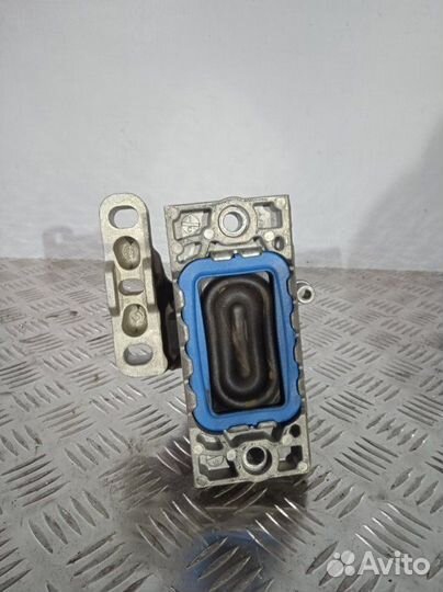 Подушка двигателя правая Volkswagen Passat B6 BZB