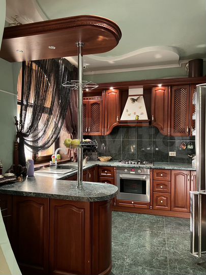 3-к. квартира, 100 м², 2/2 эт.