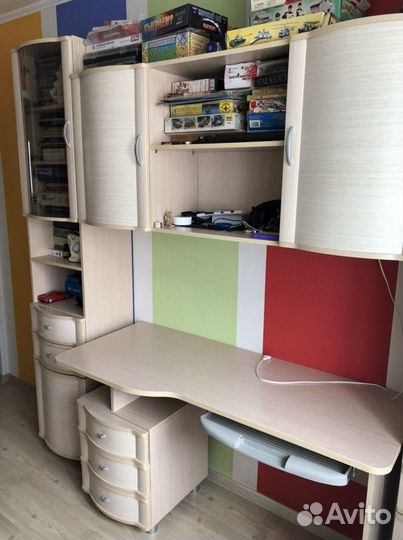 Мебель в комнату (стол, шкафы, полки, кровать)