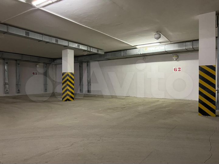 Машиноместо, > 30 м²