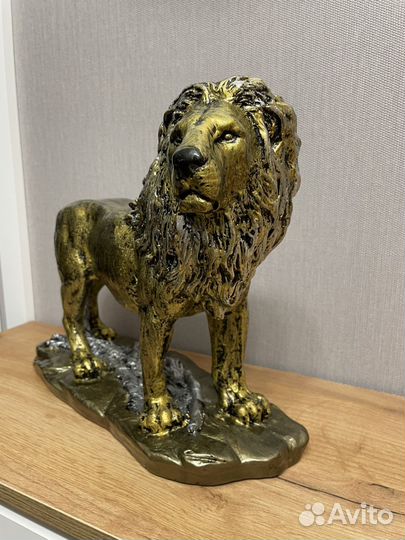 Статуэтка Лев идущий