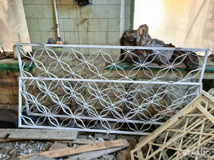 Решетки металлические на двери б/у