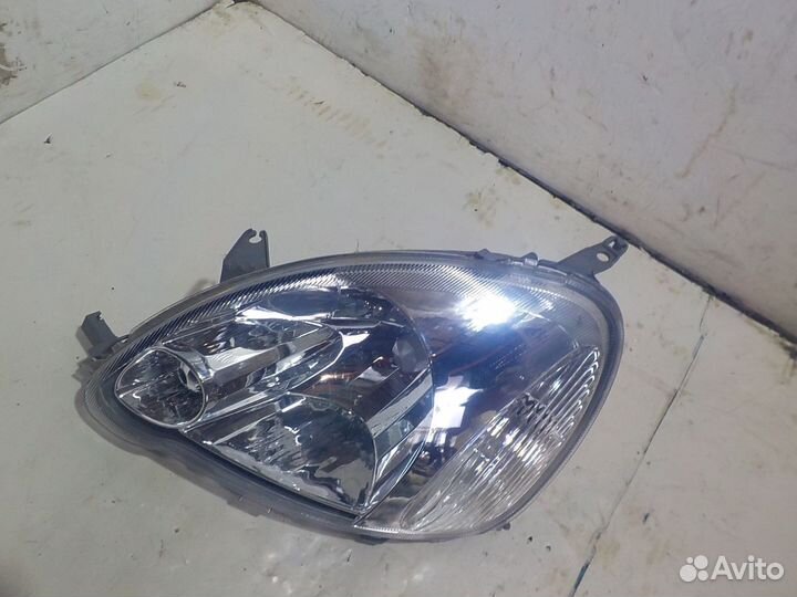 Фара левая Toyota Yaris