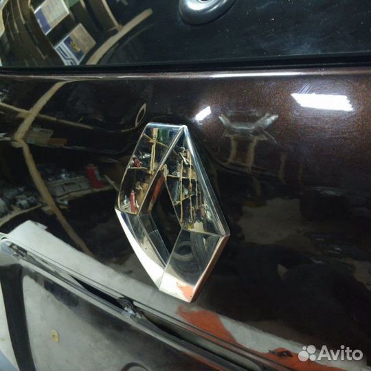 Эмблема крышки багажника Renault Kaptur 1 1.6-L