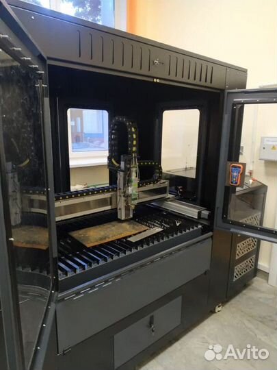 Оптоволоконный лазерный станок TauLaser 1000х1000