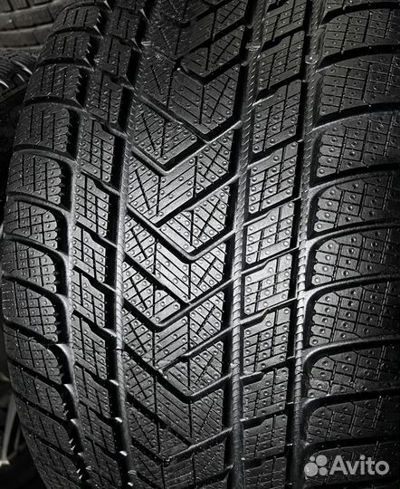 Pirelli Scorpion Winter 325/35 R22