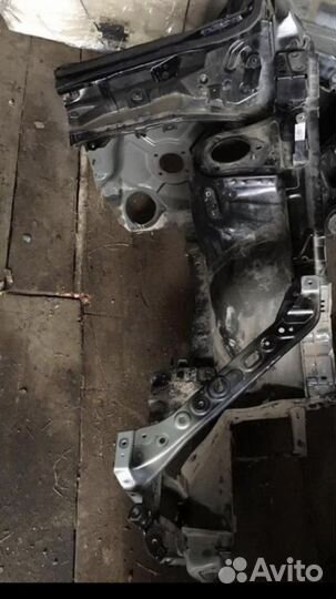 Правая передняя четверть Lexus RX III