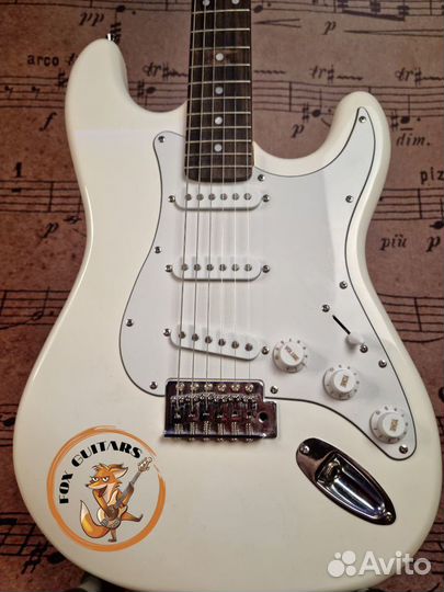 Электрогитара белая + аксессуар
