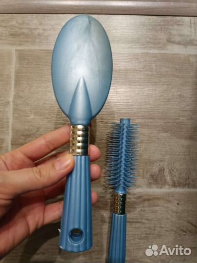 Набор расчесок и заколка времён СССР