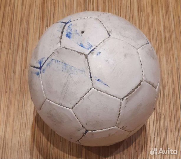 Футбольный мяч puma arsenal и белый мяч