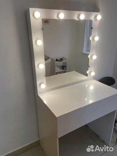Продам стол с зеркалом и подсветкой