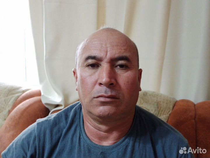 Водитель на своей грузовой машине