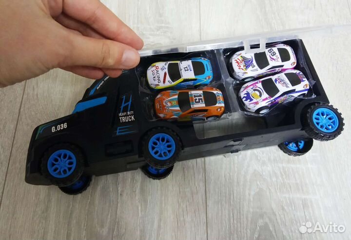 Грузовик с машинками