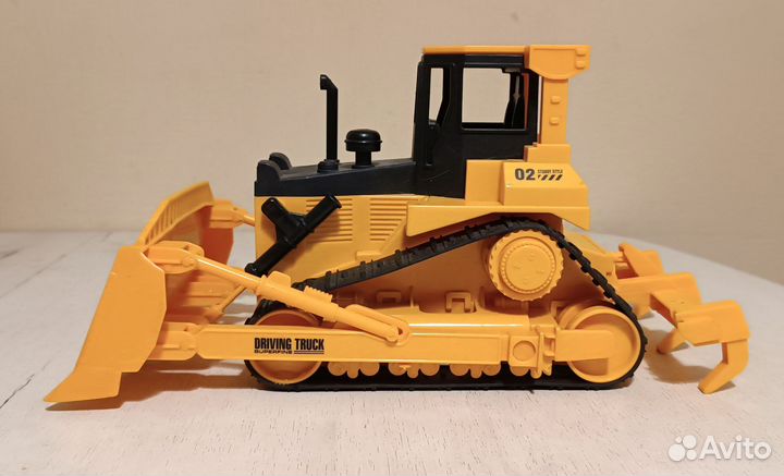 Трактор модель, бульдозер, комбайн