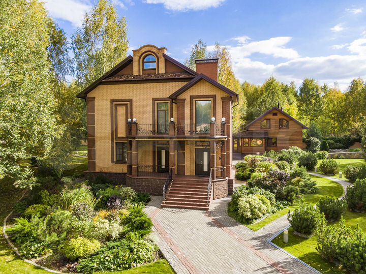 Коттедж 380 м² на участке 82 сот.