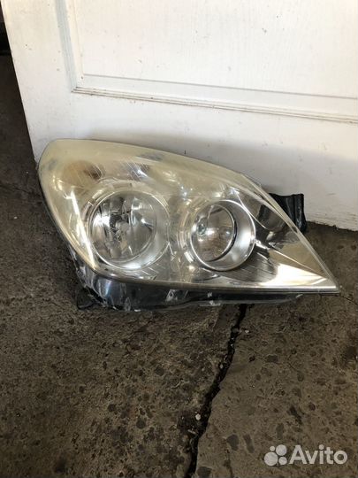 Фара передняя правая на opel astra h