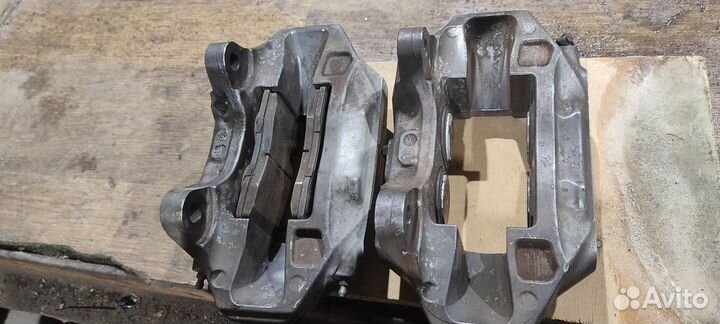 Суппорты передние Brembo BM5 на VW Touareg NF