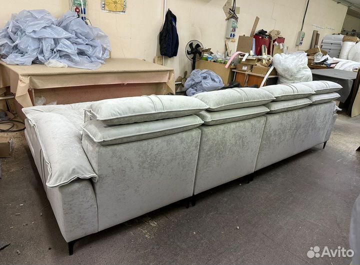 Угловой диван с пуфом