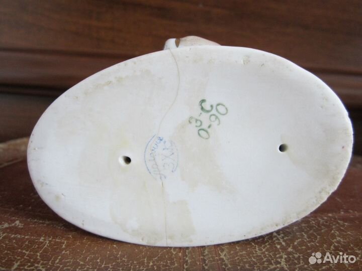 Фарфоровые статуэтки и два блюда на стену