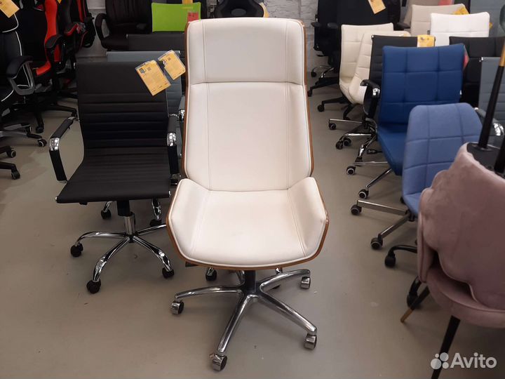 Кресло руководителя TopChairs Crown бежевое