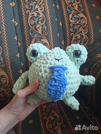 Милая лягушка, связанная из плюшевой пряжи