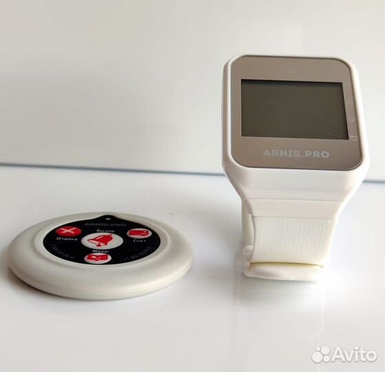 Комплекты вызова персонала: кнопка вызова и часы