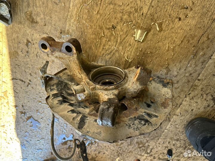 Передний левый поворотный кулак Camry 40 3.5