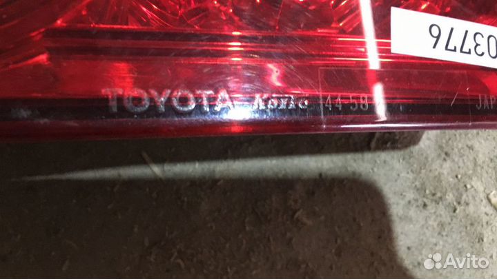 Фонарь крышки багажника правый Toyota Avensis vers