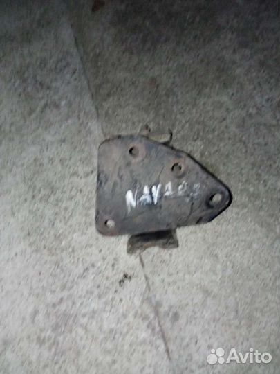 Nissan Navara крепления компрессора кондиционера