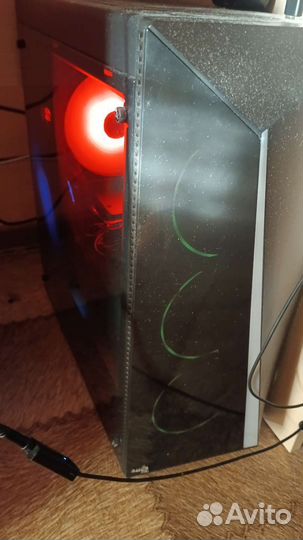 Игровой компьютер с монитором и клавиатурой
