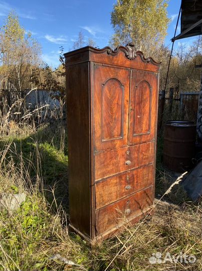 Старинный антикварный шкаф буфет