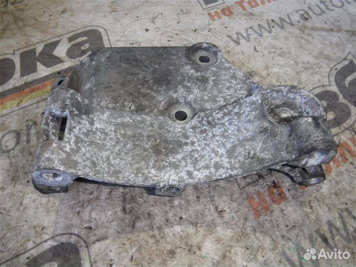 Кронштейн генератора Volkswagen Transporter