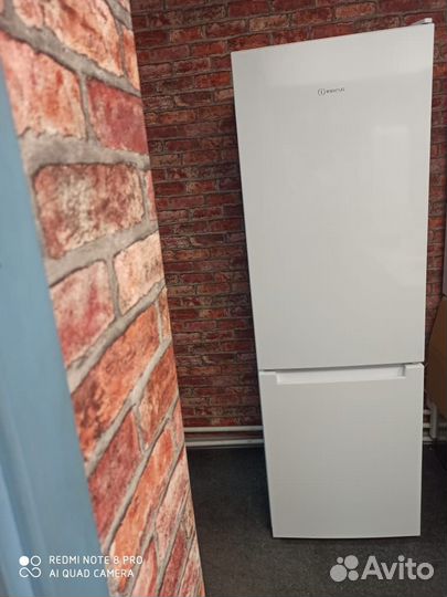 Холодильник с морозильником Indesit