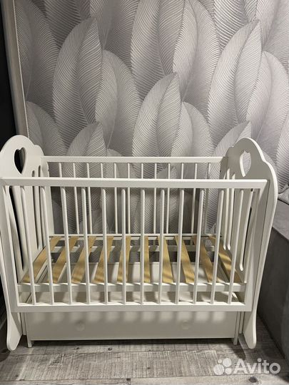 Детская кроватка с маятником