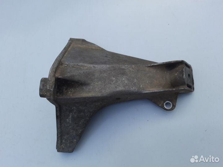 Кронштейн двигателя правый Audi A6 C5