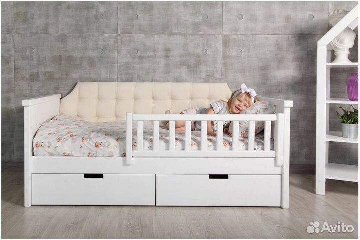 Кровать с мягкой спинкой