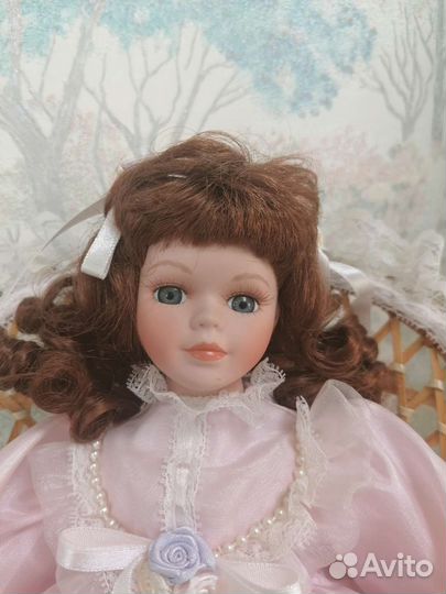 Кукла фарфоровая коллекционная Remeco на кресле