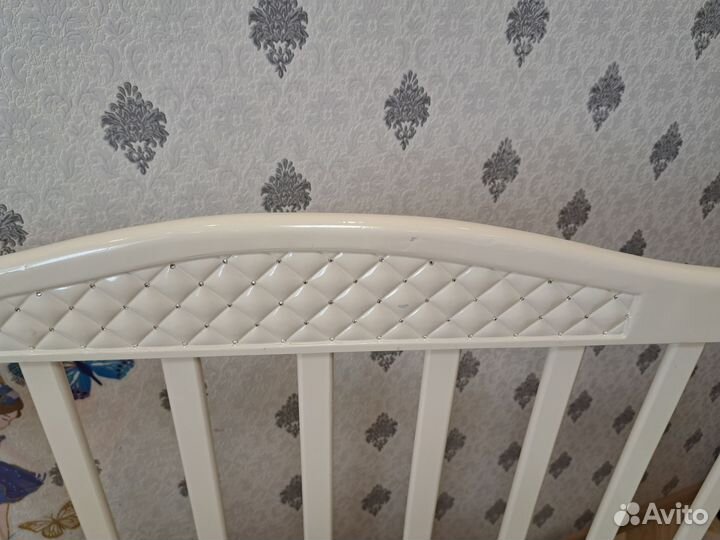 Детская кроватка с маятником и ящиком