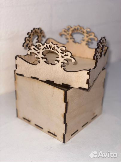 Коробка со съемной крышкой, с резными элементами